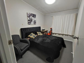 west side beautiful and quiet home, Auckland